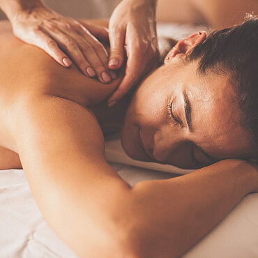 Vrouw krijgt een rugmassage