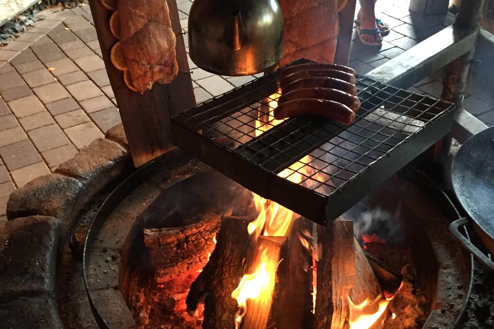 Brennende Feuerschale mit Grillrost im Lavu